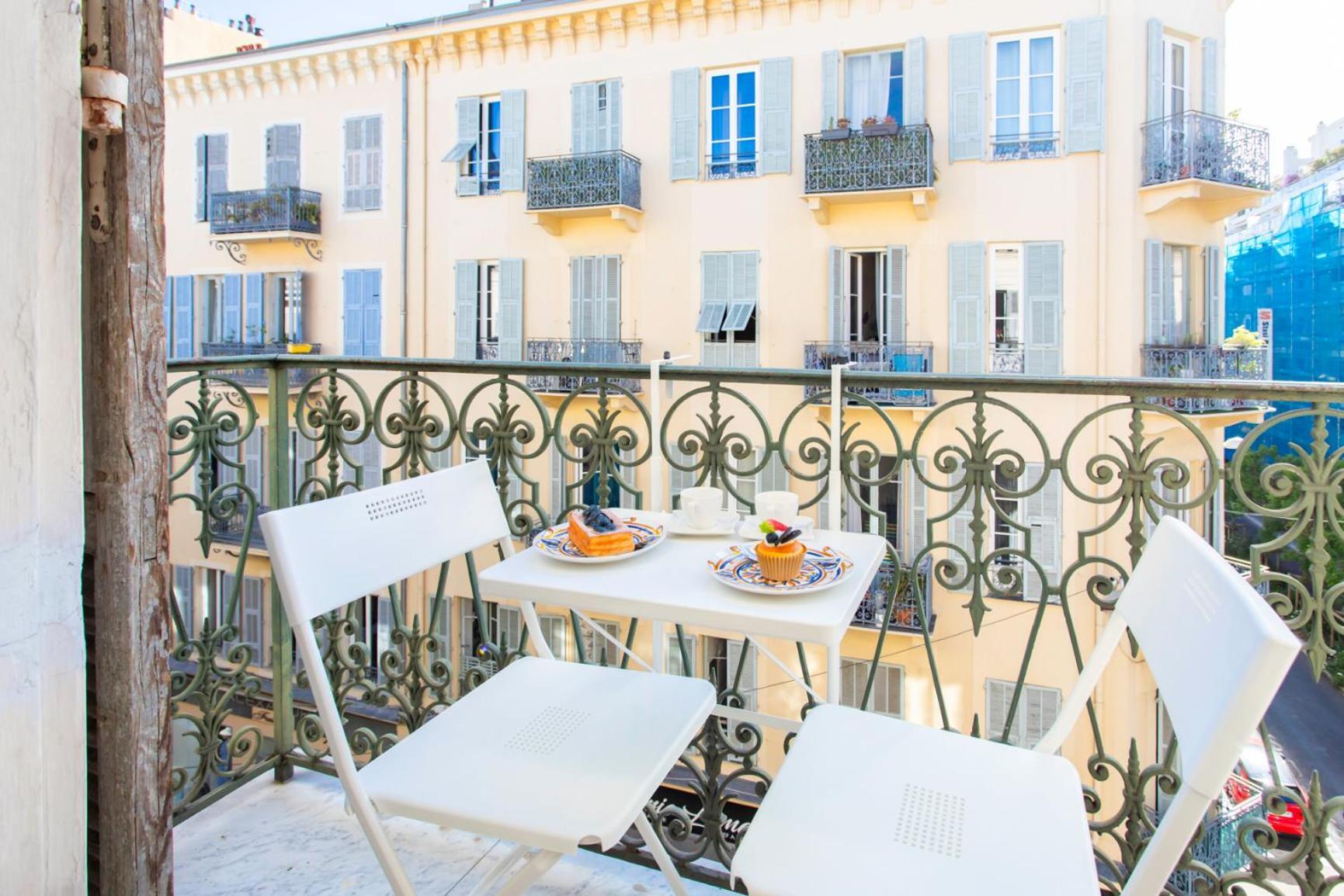 Apartment #13 Orange Ac Wifi Balcony 3mins Walk Sea Front *